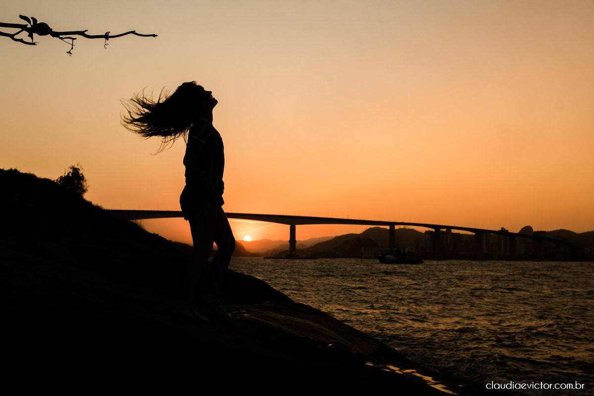ensaio debutante ensaio 15 anos ensaio fotográfico feito por fotógrafos de casamento em Vila velha  fotógrafos de casamento em  Vitória espirito santo es com praia por do sol terceira ponte e farol santa luzia num ensaio feminino lindo