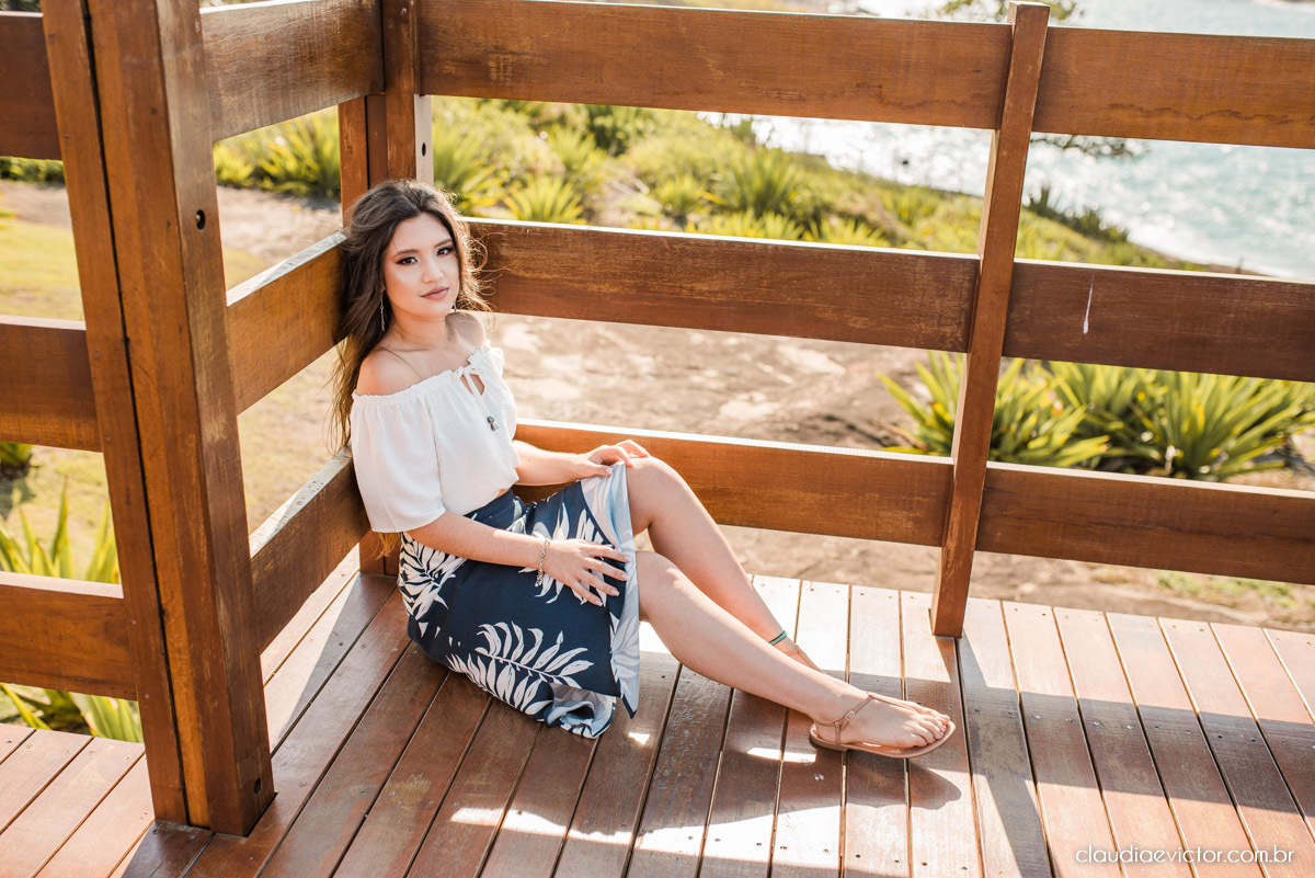 ensaio debutante ensaio 15 anos ensaio fotográfico feito por fotógrafos de casamento em Vila velha  fotógrafos de casamento em  Vitória espirito santo es com praia por do sol terceira ponte e farol santa luzia num ensaio feminino lindo