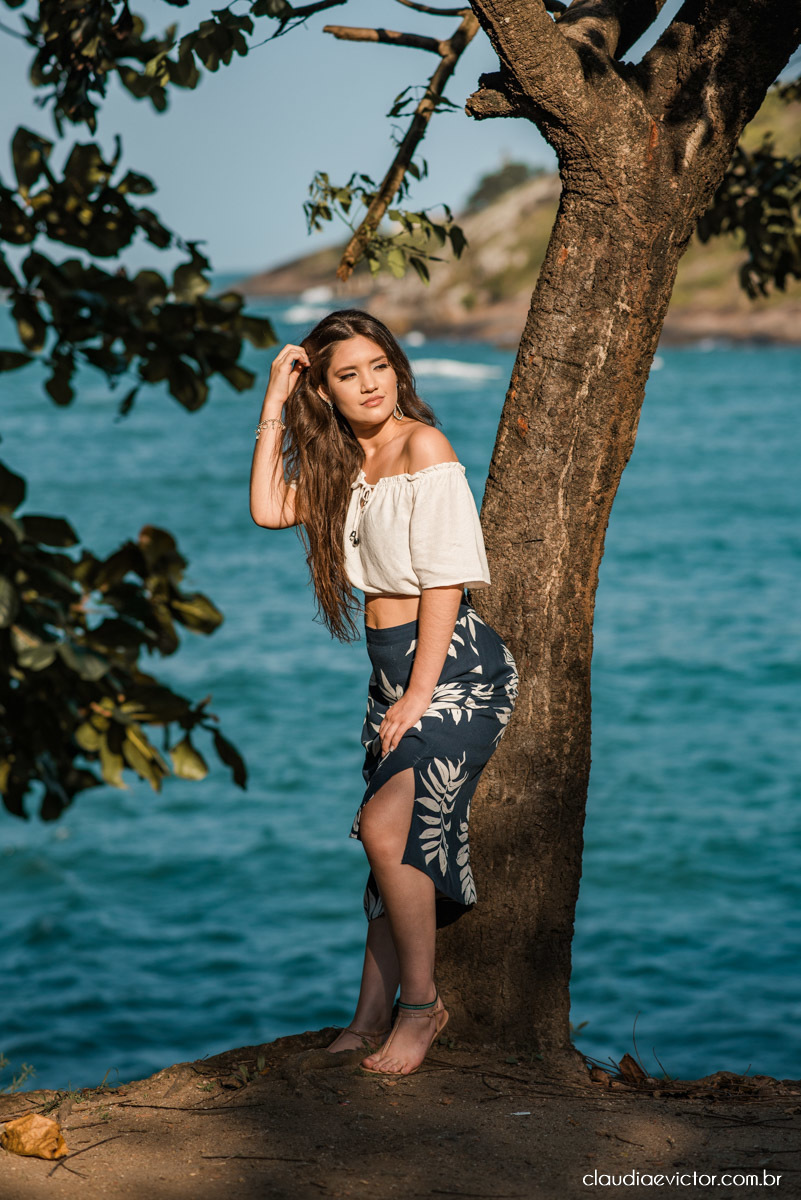 ensaio debutante ensaio 15 anos ensaio fotográfico feito por fotógrafos de casamento em Vila velha  fotógrafos de casamento em  Vitória espirito santo es com praia por do sol terceira ponte e farol santa luzia num ensaio feminino lindo