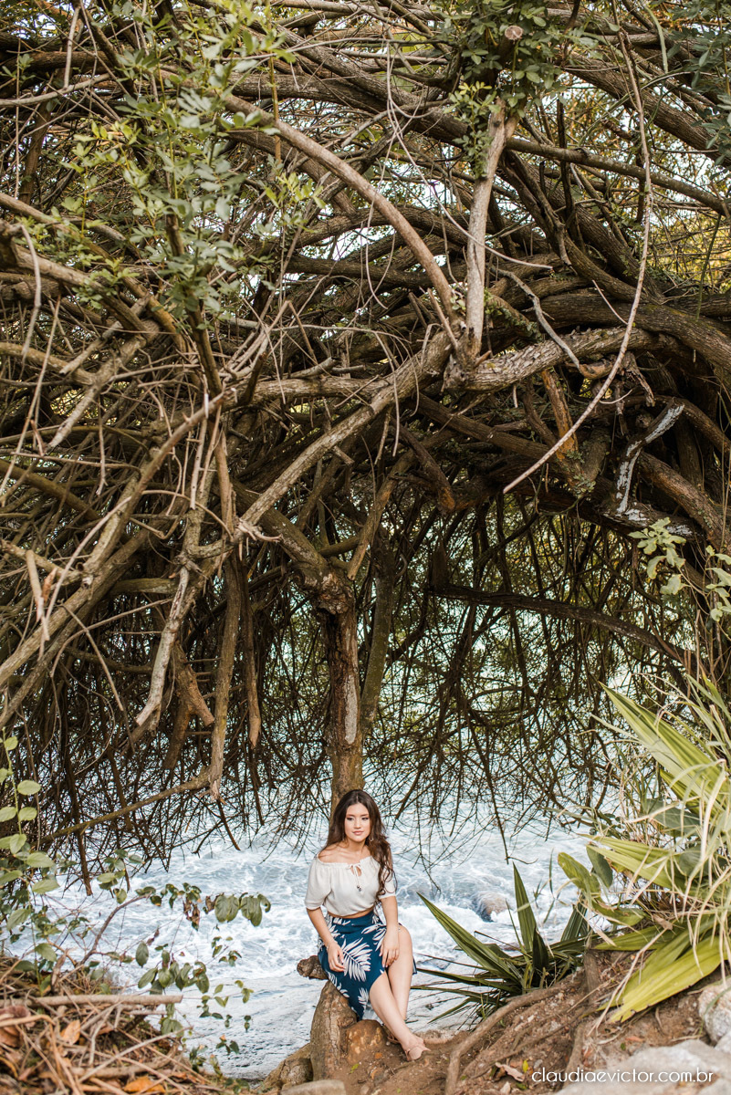 ensaio debutante ensaio 15 anos ensaio fotográfico feito por fotógrafos de casamento em Vila velha  fotógrafos de casamento em  Vitória espirito santo es com praia por do sol terceira ponte e farol santa luzia num ensaio feminino lindo