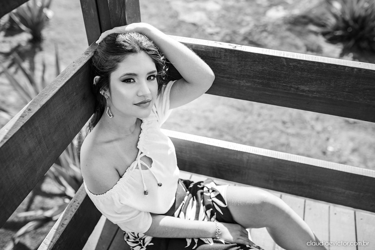 ensaio debutante ensaio 15 anos ensaio fotográfico feito por fotógrafos de casamento em Vila velha  fotógrafos de casamento em  Vitória espirito santo es com praia por do sol terceira ponte e farol santa luzia num ensaio feminino lindo