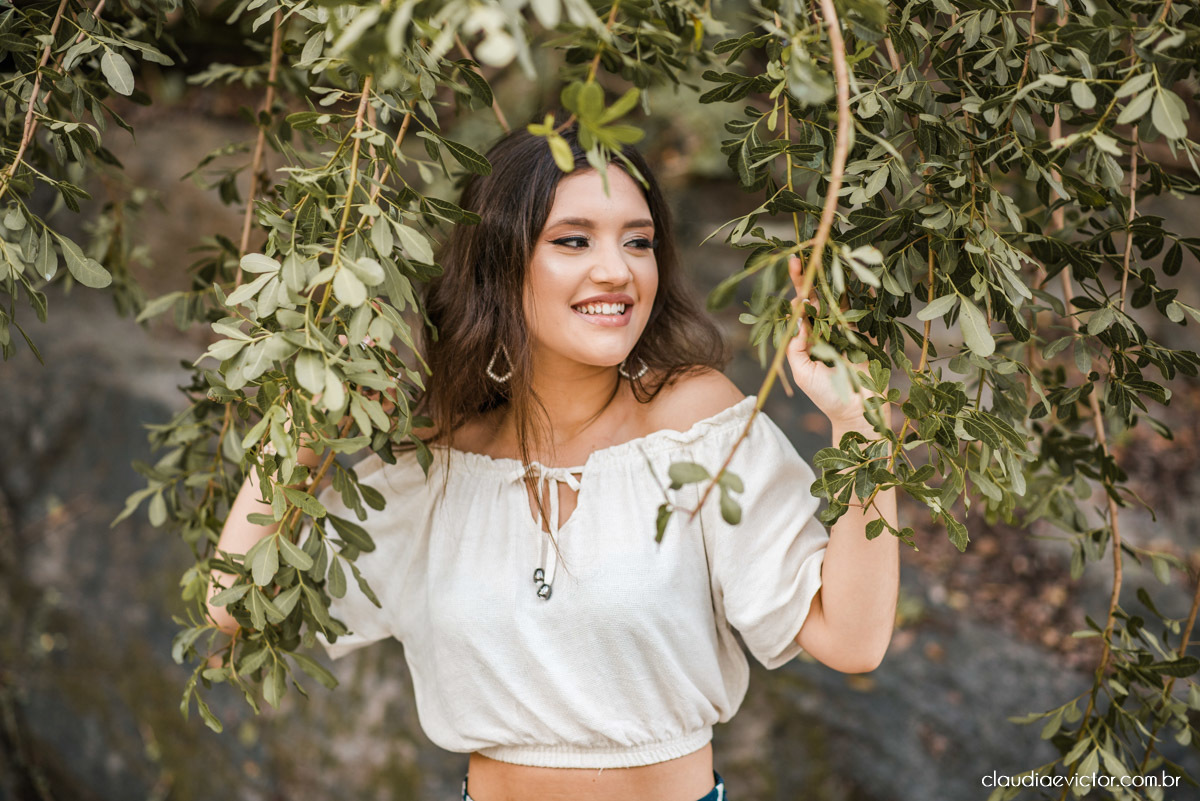 ensaio debutante ensaio 15 anos ensaio fotográfico feito por fotógrafos de casamento em Vila velha  fotógrafos de casamento em  Vitória espirito santo es com praia por do sol terceira ponte e farol santa luzia num ensaio feminino lindo