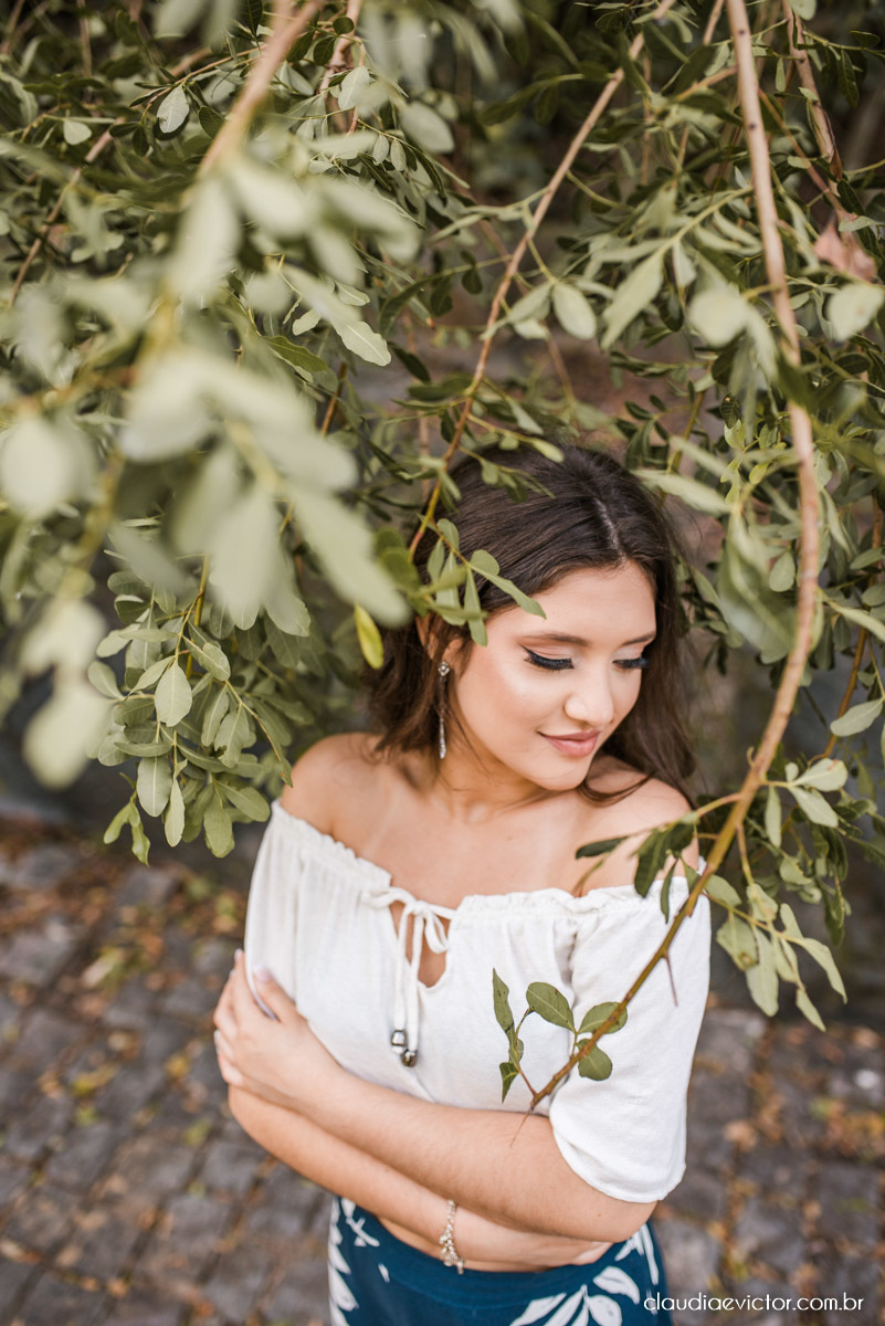 ensaio debutante ensaio 15 anos ensaio fotográfico feito por fotógrafos de casamento em Vila velha  fotógrafos de casamento em  Vitória espirito santo es com praia por do sol terceira ponte e farol santa luzia num ensaio feminino lindo