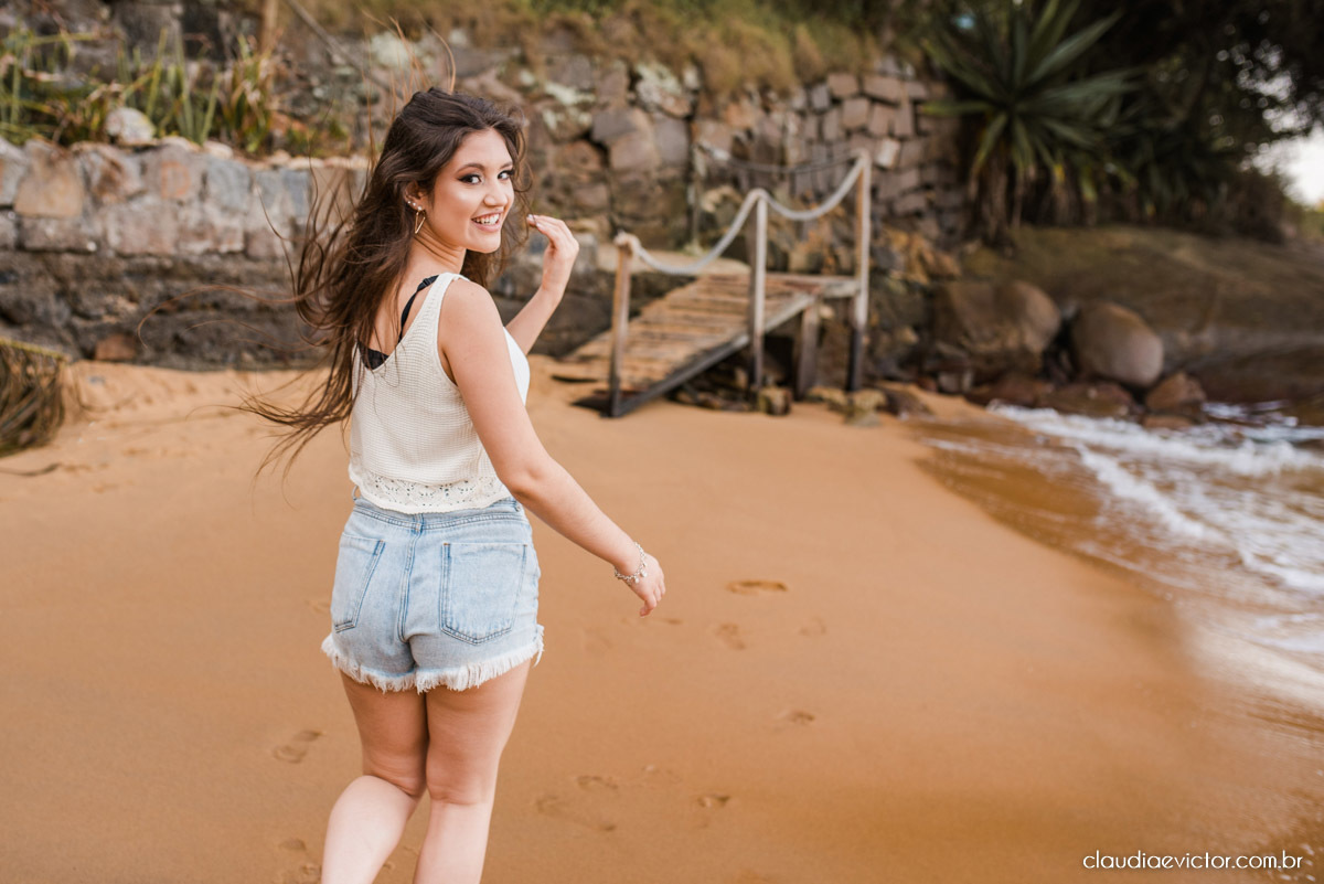 ensaio debutante ensaio 15 anos ensaio fotográfico feito por fotógrafos de casamento em Vila velha  fotógrafos de casamento em  Vitória espirito santo es com praia por do sol terceira ponte e farol santa luzia num ensaio feminino lindo
