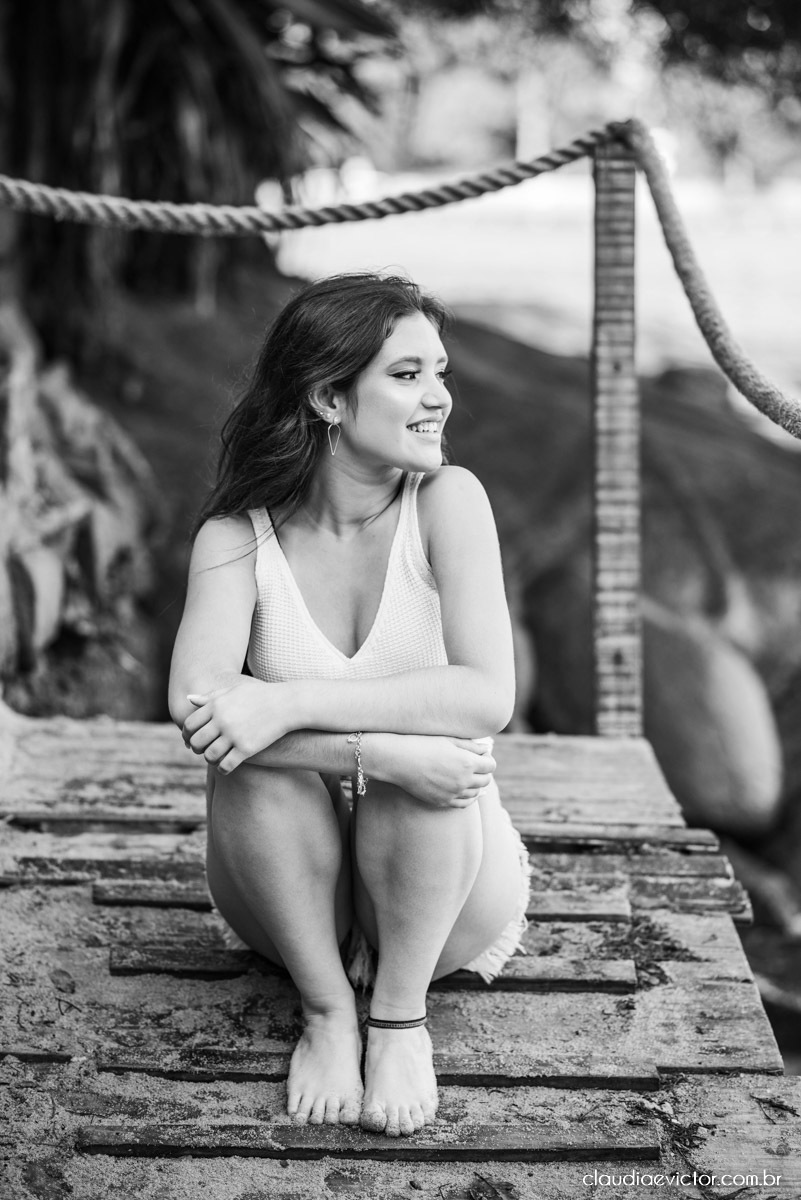ensaio debutante ensaio 15 anos ensaio fotográfico feito por fotógrafos de casamento em Vila velha  fotógrafos de casamento em  Vitória espirito santo es com praia por do sol terceira ponte e farol santa luzia num ensaio feminino lindo