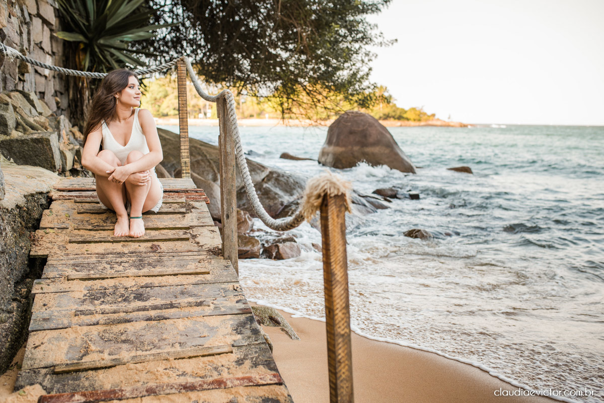 ensaio debutante ensaio 15 anos ensaio fotográfico feito por fotógrafos de casamento em Vila velha  fotógrafos de casamento em  Vitória espirito santo es com praia por do sol terceira ponte e farol santa luzia num ensaio feminino lindo
