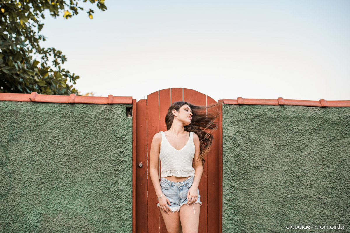 ensaio debutante ensaio 15 anos ensaio fotográfico feito por fotógrafos de casamento em Vila velha  fotógrafos de casamento em  Vitória espirito santo es com praia por do sol terceira ponte e farol santa luzia num ensaio feminino lindo