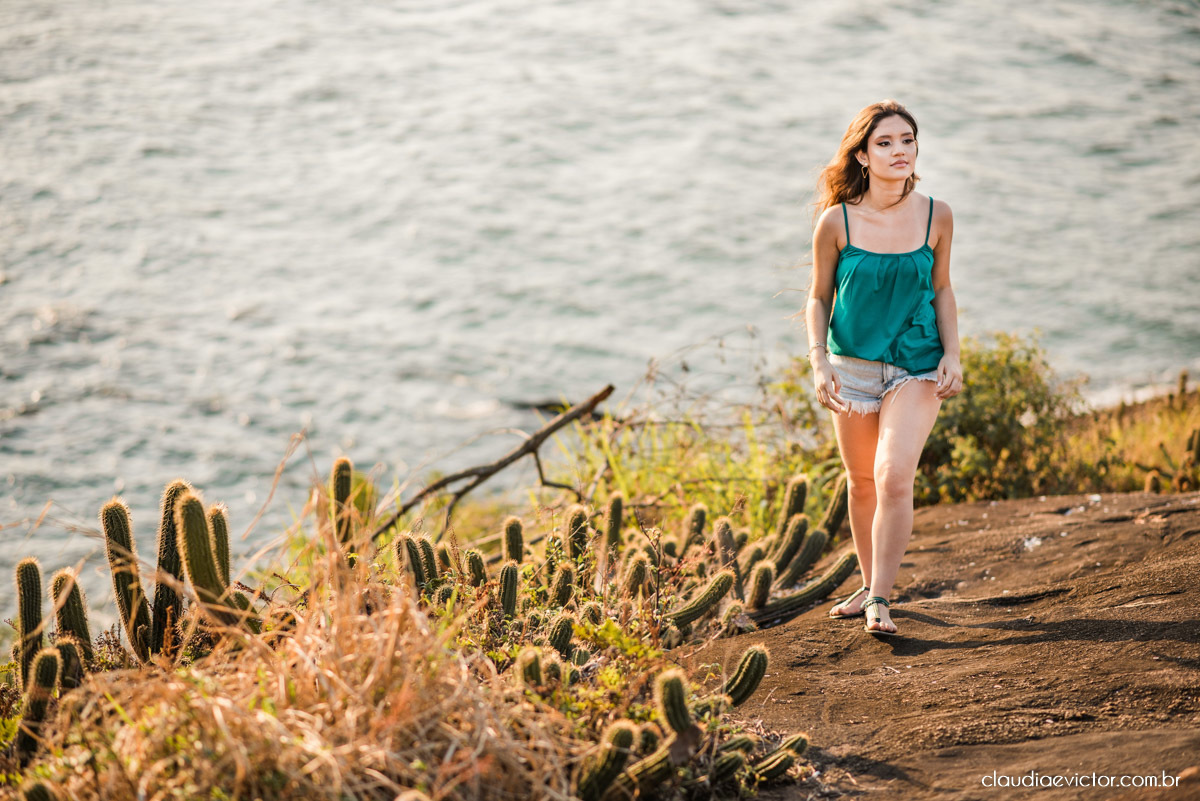 ensaio debutante ensaio 15 anos ensaio fotográfico feito por fotógrafos de casamento em Vila velha  fotógrafos de casamento em  Vitória espirito santo es com praia por do sol terceira ponte e farol santa luzia num ensaio feminino lindo