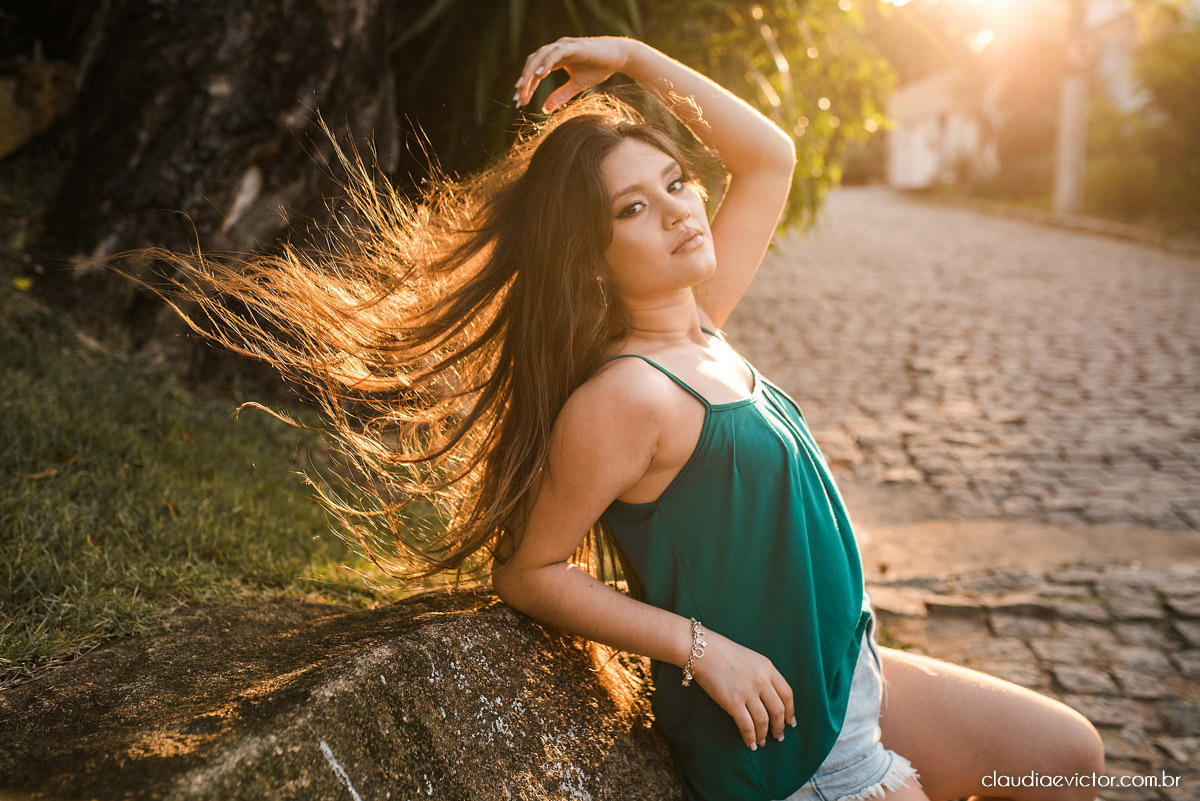 ensaio debutante ensaio 15 anos ensaio fotográfico feito por fotógrafos de casamento em Vila velha  fotógrafos de casamento em  Vitória espirito santo es com praia por do sol terceira ponte e farol santa luzia num ensaio feminino lindo