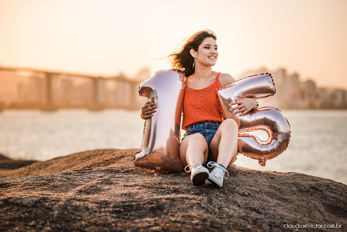 ensaio debutante ensaio 15 anos ensaio fotográfico feito por fotógrafos de casamento em Vila velha  fotógrafos de casamento em  Vitória espirito santo es com praia por do sol terceira ponte e farol santa luzia num ensaio feminino lindo