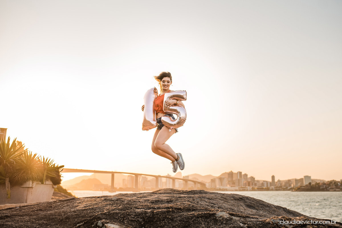 ensaio debutante ensaio 15 anos ensaio fotográfico feito por fotógrafos de casamento em Vila velha  fotógrafos de casamento em  Vitória espirito santo es com praia por do sol terceira ponte e farol santa luzia num ensaio feminino lindo