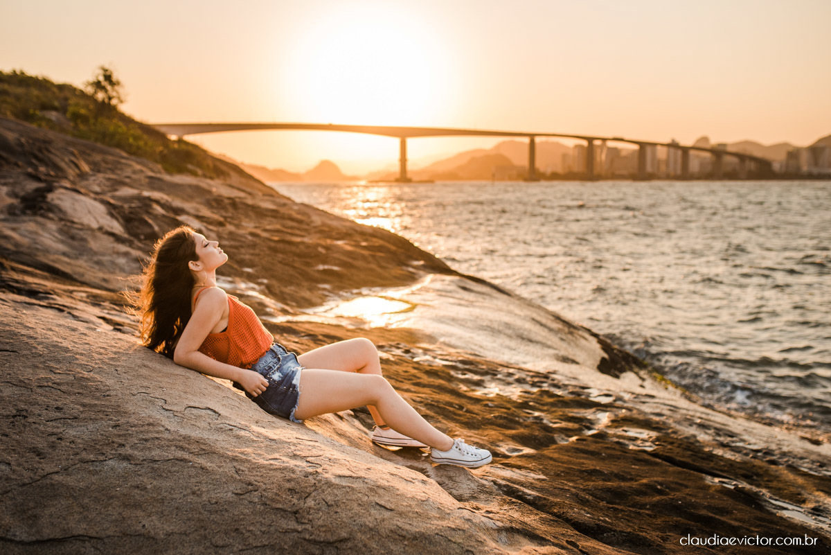 ensaio debutante ensaio 15 anos ensaio fotográfico feito por fotógrafos de casamento em Vila velha  fotógrafos de casamento em  Vitória espirito santo es com praia por do sol terceira ponte e farol santa luzia num ensaio feminino lindo