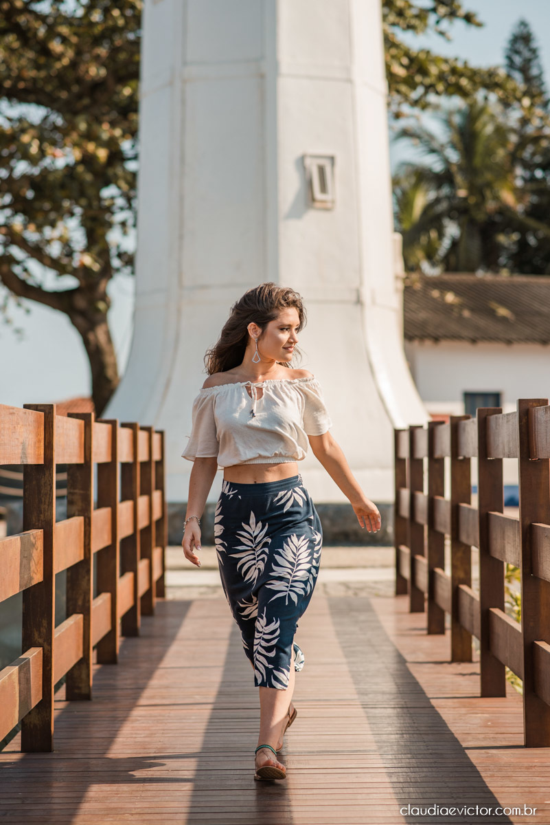 ensaio debutante ensaio 15 anos ensaio fotográfico feito por fotógrafos de casamento em Vila velha  fotógrafos de casamento em  Vitória espirito santo es com praia por do sol terceira ponte e farol santa luzia num ensaio feminino lindo