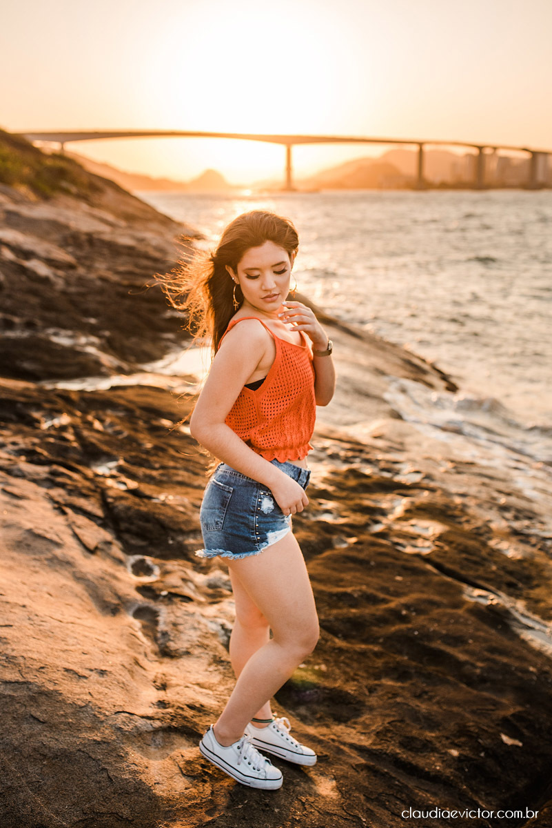 ensaio debutante ensaio 15 anos ensaio fotográfico feito por fotógrafos de casamento em Vila velha  fotógrafos de casamento em  Vitória espirito santo es com praia por do sol terceira ponte e farol santa luzia num ensaio feminino lindo