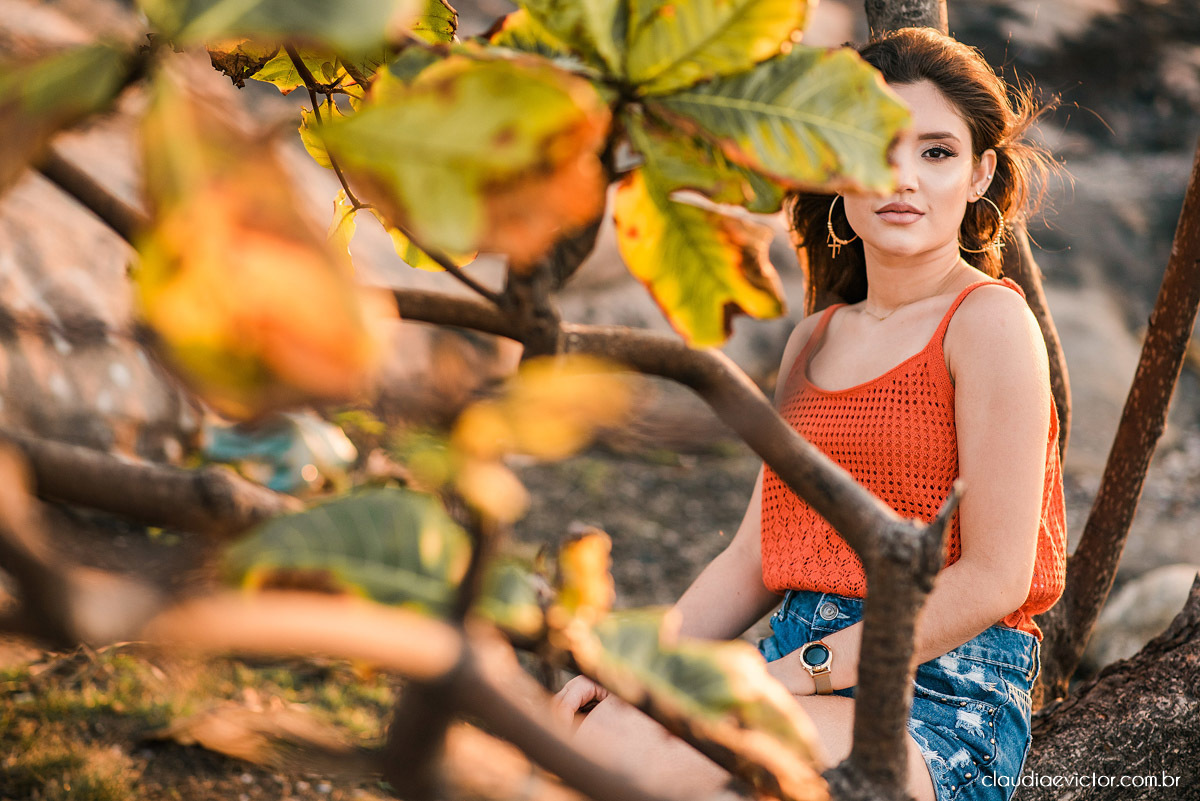 ensaio debutante ensaio 15 anos ensaio fotográfico feito por fotógrafos de casamento em Vila velha  fotógrafos de casamento em  Vitória espirito santo es com praia por do sol terceira ponte e farol santa luzia num ensaio feminino lindo