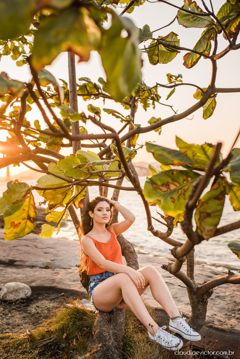 ensaio debutante ensaio 15 anos ensaio fotográfico feito por fotógrafos de casamento em Vila velha  fotógrafos de casamento em  Vitória espirito santo es com praia por do sol terceira ponte e farol santa luzia num ensaio feminino lindo