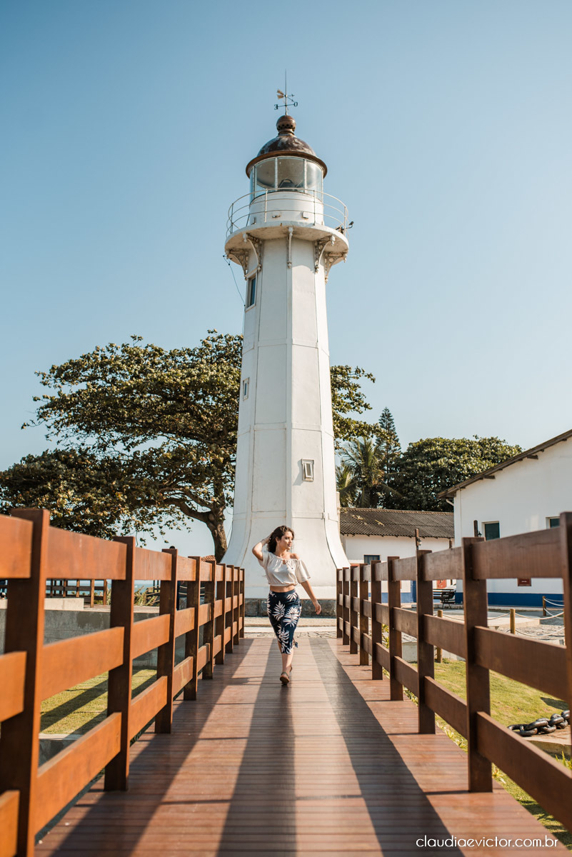 ensaio debutante ensaio 15 anos ensaio fotográfico feito por fotógrafos de casamento em Vila velha  fotógrafos de casamento em  Vitória espirito santo es com praia por do sol terceira ponte e farol santa luzia num ensaio feminino lindo 