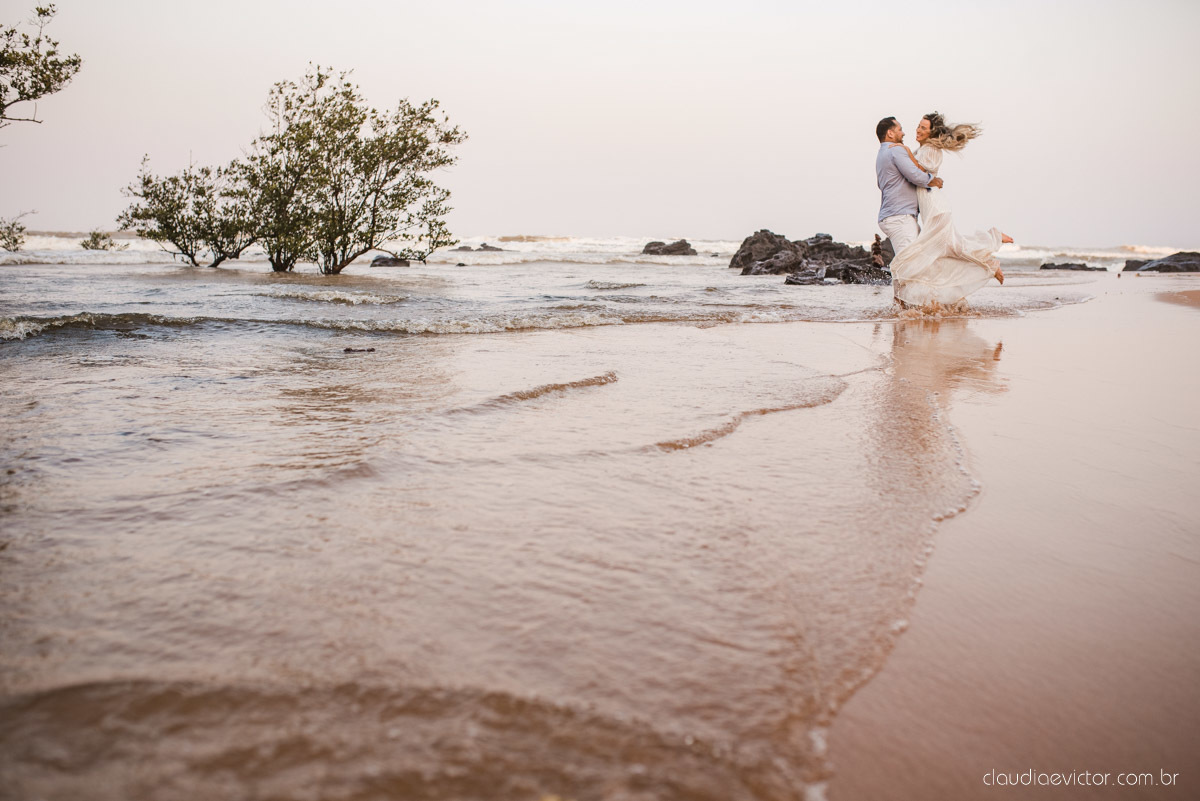 ensaio de casal pre wedding pré-casamento de casamento em serra manguinhos bar maresias fotógrafo de casamento em vila velha fotógrafo de casamento em vitória fotógrafo de casamento em aracruz noivo noiva por do sol fim de tarde cânion