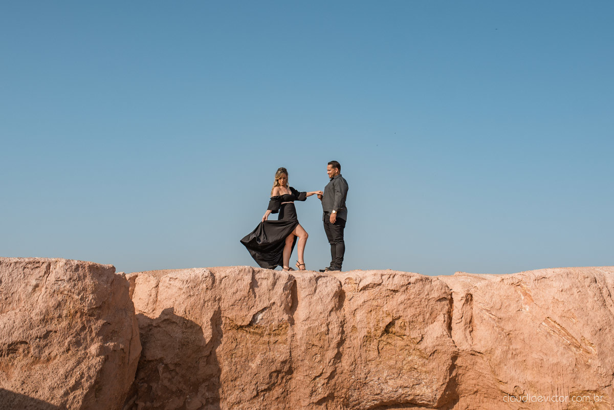 ensaio de casal pre wedding pré-casamento de casamento em serra manguinhos bar maresias fotógrafo de casamento em vila velha fotógrafo de casamento em vitória fotógrafo de casamento em aracruz noivo noiva por do sol fim de tarde cânion