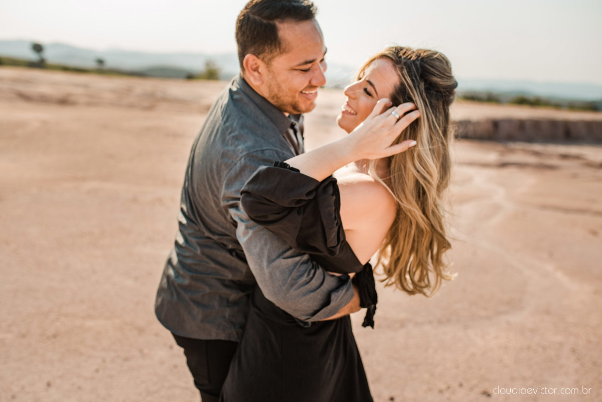 ensaio de casal pre wedding pré-casamento de casamento em serra manguinhos bar maresias fotógrafo de casamento em vila velha fotógrafo de casamento em vitória fotógrafo de casamento em aracruz noivo noiva por do sol fim de tarde cânion