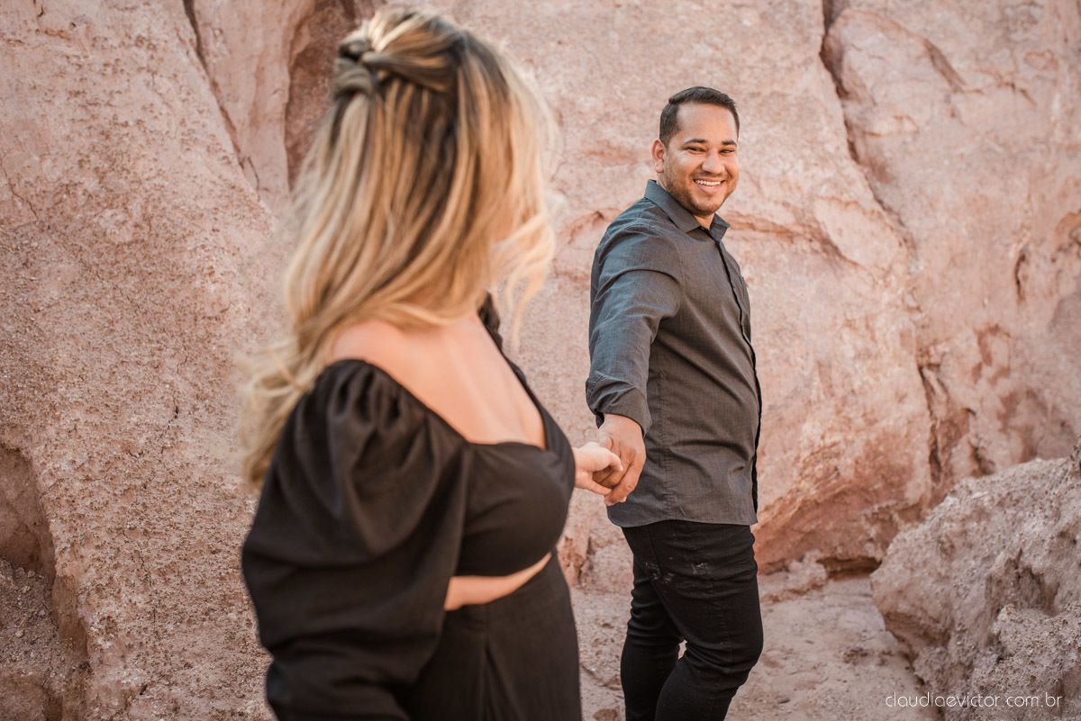 ensaio de casal pre wedding pré-casamento de casamento em serra manguinhos bar maresias fotógrafo de casamento em vila velha fotógrafo de casamento em vitória fotógrafo de casamento em aracruz noivo noiva por do sol fim de tarde cânion