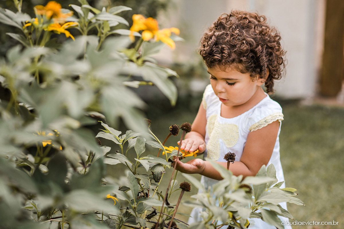 Ensaio infantil criança kids ensaio em familia fotos de familia por fotógrafos de casamento em vila velha fotógrafos de casamento em vitória espirito santo es na praia de Manguinhos serra com praia flores e jardim playground