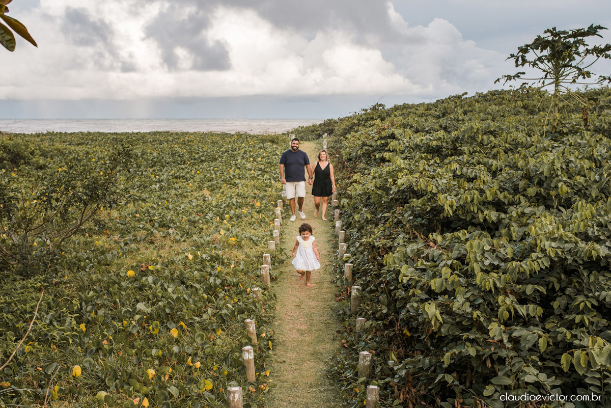 Ensaio infantil criança kids ensaio em familia fotos de familia por fotógrafos de casamento em vila velha fotógrafos de casamento em vitória espirito santo es na praia de Manguinhos serra com praia flores e jardim playground