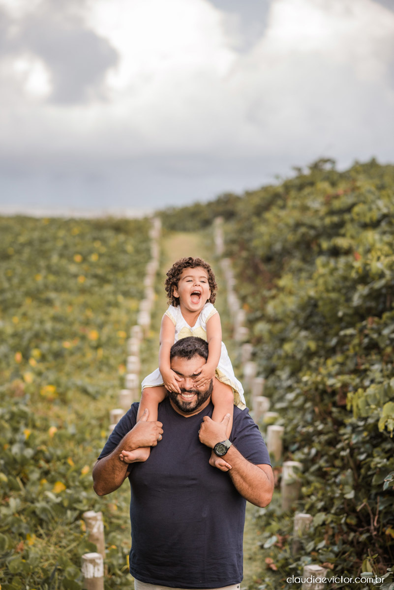 Ensaio infantil criança kids ensaio em familia fotos de familia por fotógrafos de casamento em vila velha fotógrafos de casamento em vitória espirito santo es na praia de Manguinhos serra com praia flores e jardim playground