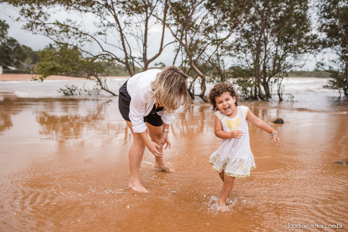 Ensaio infantil criança kids ensaio em familia fotos de familia por fotógrafos de casamento em vila velha fotógrafos de casamento em vitória espirito santo es na praia de Manguinhos serra com praia flores e jardim playground