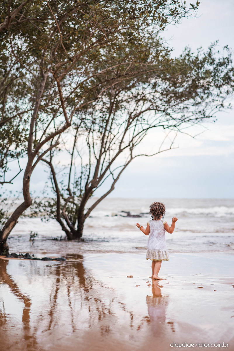 Ensaio infantil criança kids ensaio em familia fotos de familia por fotógrafos de casamento em vila velha fotógrafos de casamento em vitória espirito santo es na praia de Manguinhos serra com praia flores e jardim playground