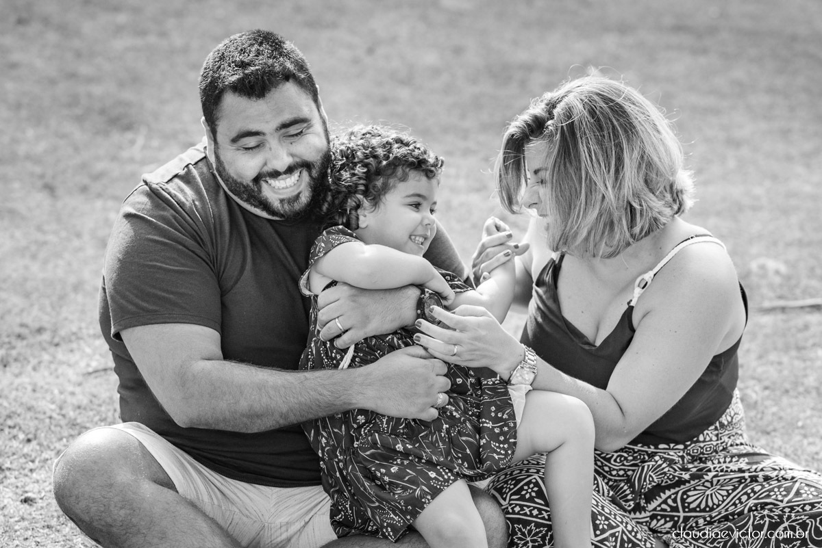 Ensaio infantil criança kids ensaio em familia fotos de familia por fotógrafos de casamento em vila velha fotógrafos de casamento em vitória espirito santo es na praia de Manguinhos serra com praia flores e jardim playground