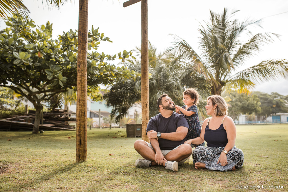 Ensaio infantil criança kids ensaio em familia fotos de familia por fotógrafos de casamento em vila velha fotógrafos de casamento em vitória espirito santo es na praia de Manguinhos serra com praia flores e jardim playground