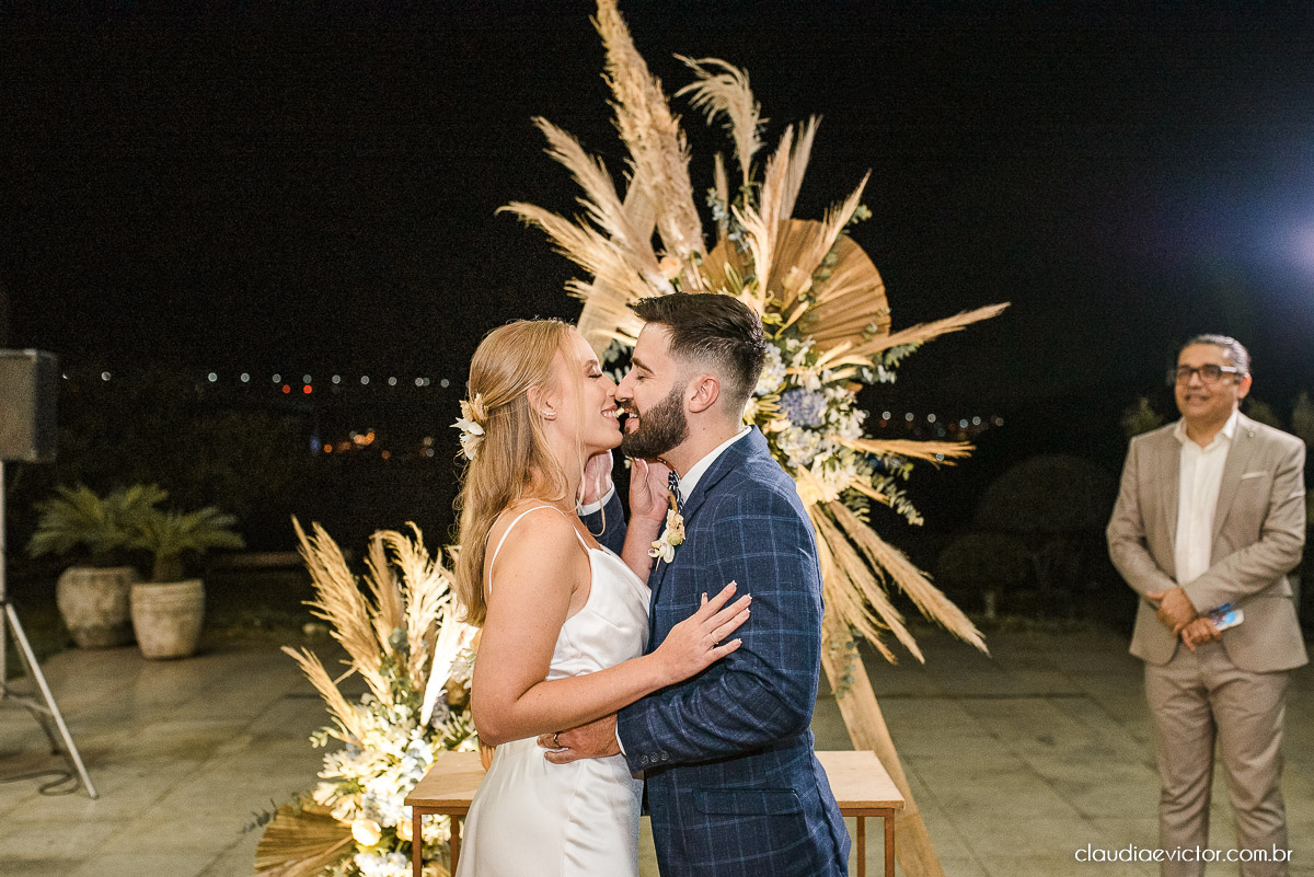 Casamento estilo mini wedding na praça do papa Gourmet noivo noiva casamento fotógrafo de casamento em vila velha fotógrafo de casamento em vitória fotógrafo de casamento espirito santo es vestido buquê decoração de casamento ao ar livre