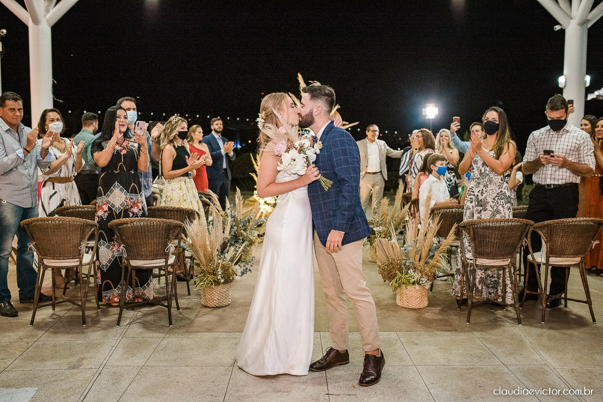 Casamento estilo mini wedding na praça do papa Gourmet noivo noiva casamento fotógrafo de casamento em vila velha fotógrafo de casamento em vitória fotógrafo de casamento espirito santo es vestido buquê decoração de casamento ao ar livre