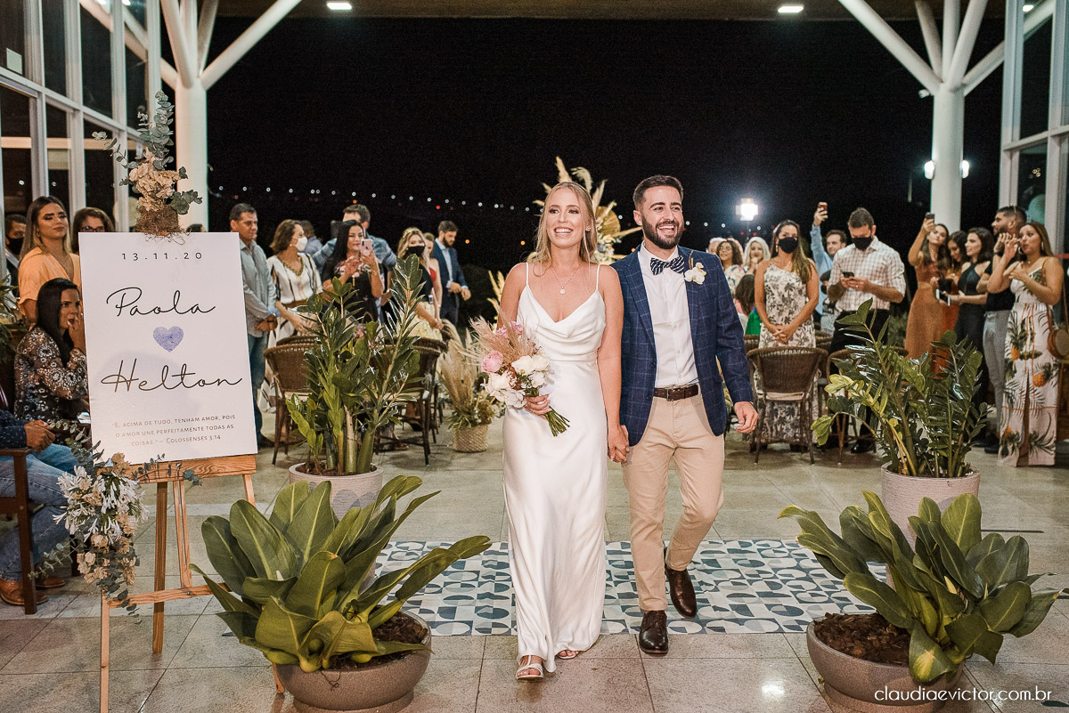 Casamento estilo mini wedding na praça do papa Gourmet noivo noiva casamento fotógrafo de casamento em vila velha fotógrafo de casamento em vitória fotógrafo de casamento espirito santo es vestido buquê decoração de casamento ao ar livre