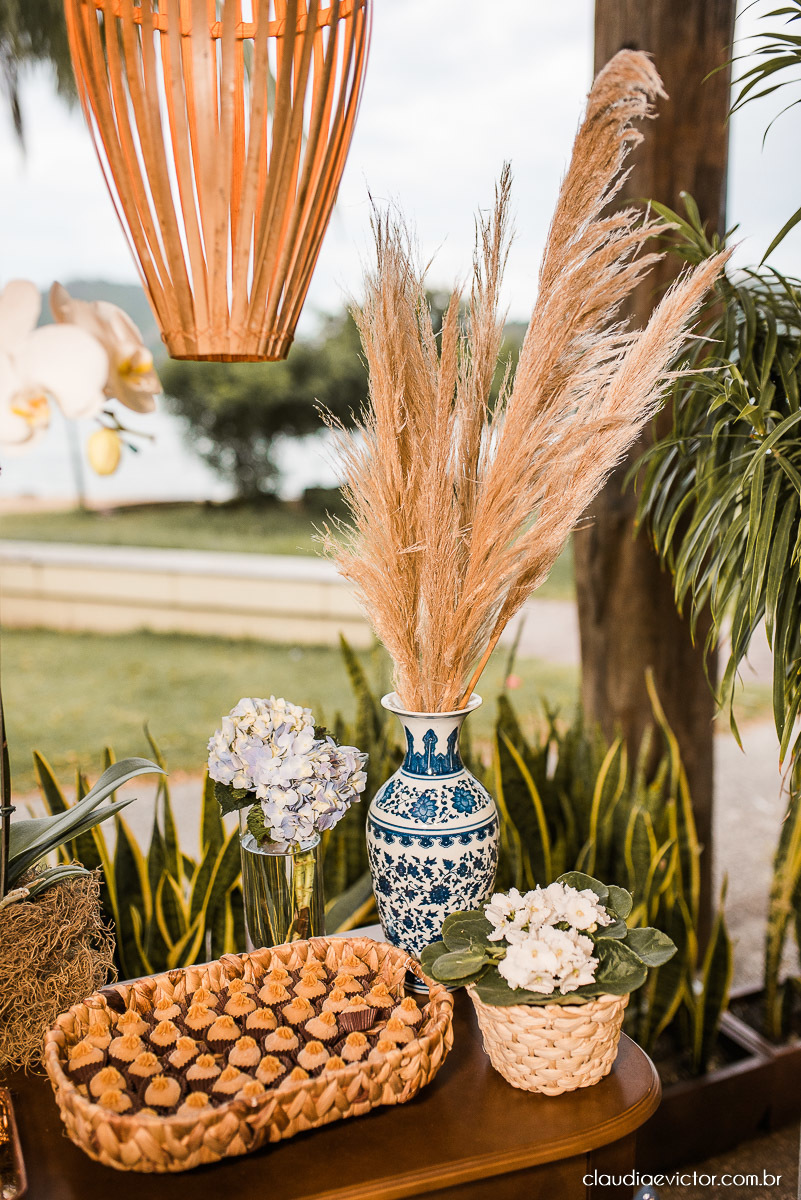 Casamento estilo mini wedding na praça do papa Gourmet noivo noiva casamento fotógrafo de casamento em vila velha fotógrafo de casamento em vitória fotógrafo de casamento espirito santo es vestido buquê decoração de casamento ao ar livre