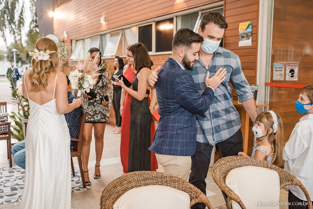 Casamento estilo mini wedding na praça do papa Gourmet noivo noiva casamento fotógrafo de casamento em vila velha fotógrafo de casamento em vitória fotógrafo de casamento espirito santo es vestido buquê decoração de casamento ao ar livre