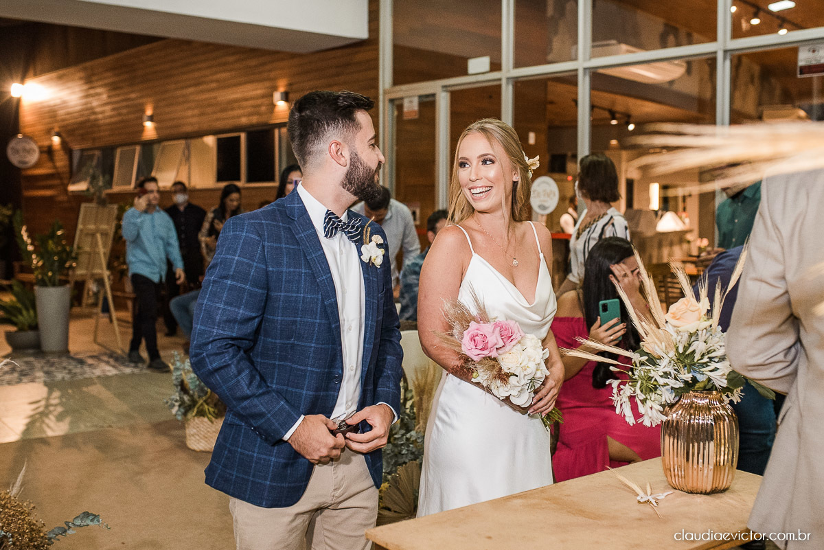 Casamento estilo mini wedding na praça do papa Gourmet noivo noiva casamento fotógrafo de casamento em vila velha fotógrafo de casamento em vitória fotógrafo de casamento espirito santo es vestido buquê decoração de casamento ao ar livre