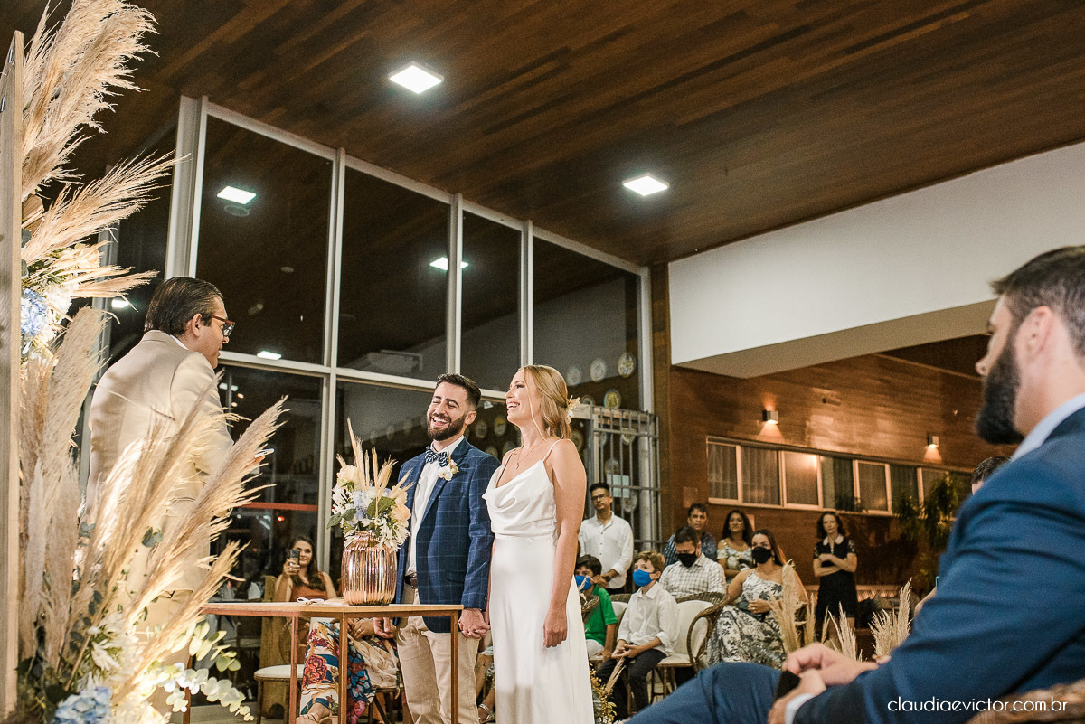 Casamento estilo mini wedding na praça do papa Gourmet noivo noiva casamento fotógrafo de casamento em vila velha fotógrafo de casamento em vitória fotógrafo de casamento espirito santo es vestido buquê decoração de casamento ao ar livre