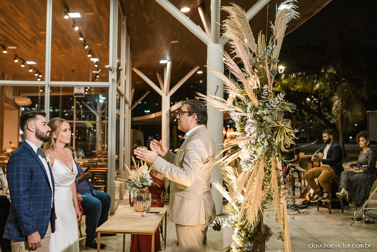 Casamento estilo mini wedding na praça do papa Gourmet noivo noiva casamento fotógrafo de casamento em vila velha fotógrafo de casamento em vitória fotógrafo de casamento espirito santo es vestido buquê decoração de casamento ao ar livre