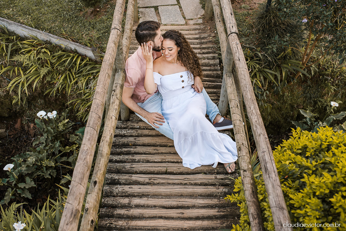 Ensaio casal pre wedding em pedra azul flores casamento fotógrafo de casamento em vila velha fotógrafo de casamento em vitória espirito santo es noivo noiva montanhas por do sol