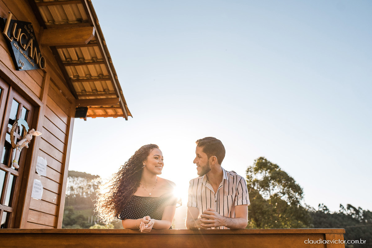 Ensaio casal pre wedding em pedra azul flores casamento fotógrafo de casamento em vila velha fotógrafo de casamento em vitória espirito santo es noivo noiva montanhas por do sol