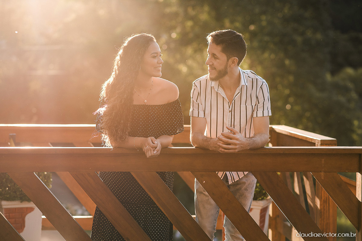 Ensaio casal pre wedding em pedra azul flores casamento fotógrafo de casamento em vila velha fotógrafo de casamento em vitória espirito santo es noivo noiva montanhas por do sol