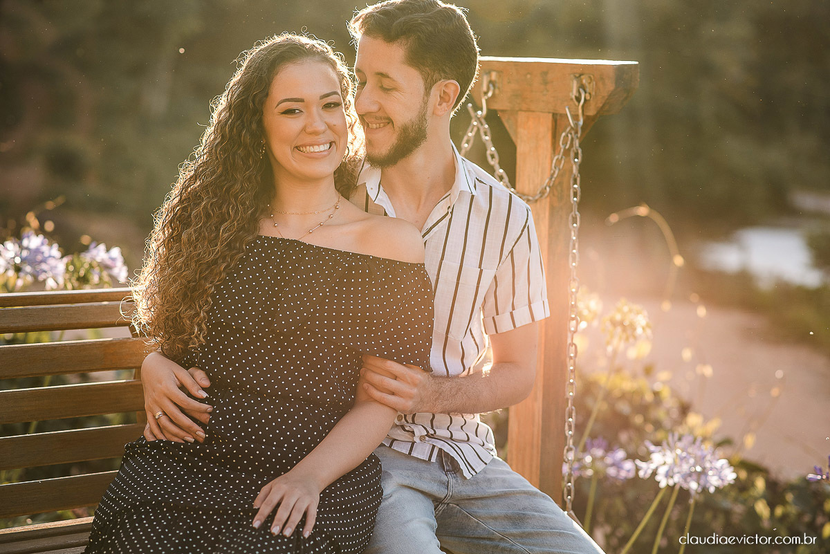 Ensaio casal pre wedding em pedra azul flores casamento fotógrafo de casamento em vila velha fotógrafo de casamento em vitória espirito santo es noivo noiva montanhas por do sol
