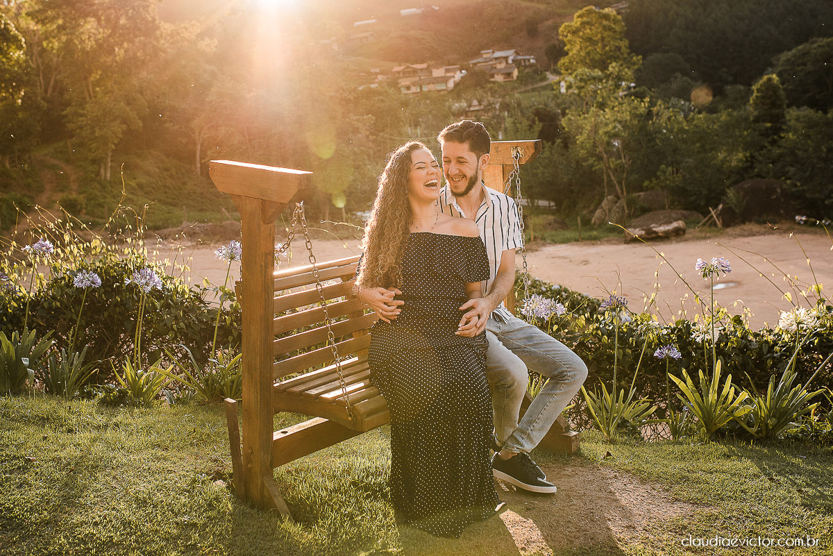 Ensaio casal pre wedding em pedra azul flores casamento fotógrafo de casamento em vila velha fotógrafo de casamento em vitória espirito santo es noivo noiva montanhas por do sol