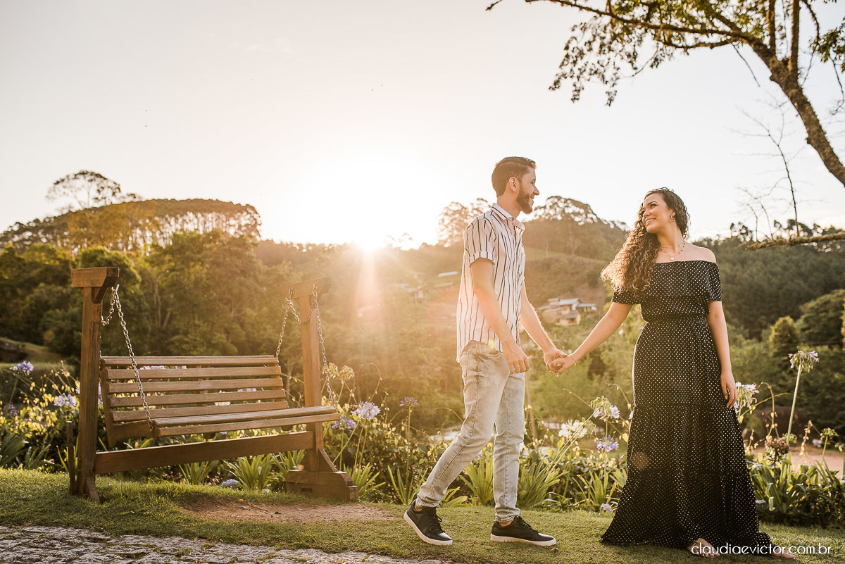 Ensaio casal pre wedding em pedra azul flores casamento fotógrafo de casamento em vila velha fotógrafo de casamento em vitória espirito santo es noivo noiva montanhas por do sol