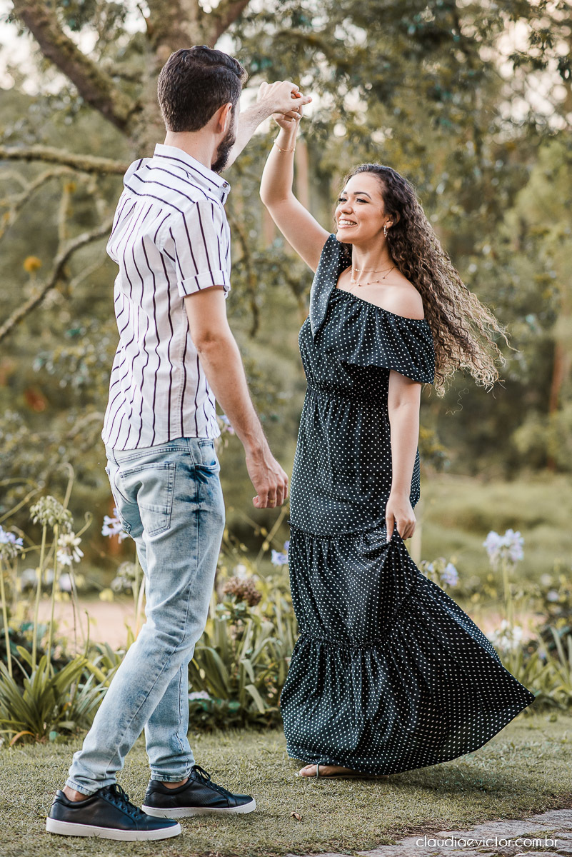 Ensaio casal pre wedding em pedra azul flores casamento fotógrafo de casamento em vila velha fotógrafo de casamento em vitória espirito santo es noivo noiva montanhas por do sol
