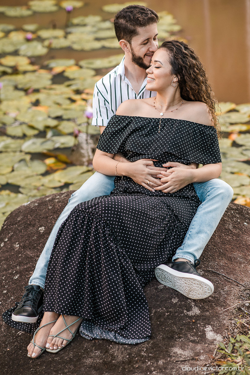 Ensaio casal pre wedding em pedra azul flores casamento fotógrafo de casamento em vila velha fotógrafo de casamento em vitória espirito santo es noivo noiva montanhas por do sol