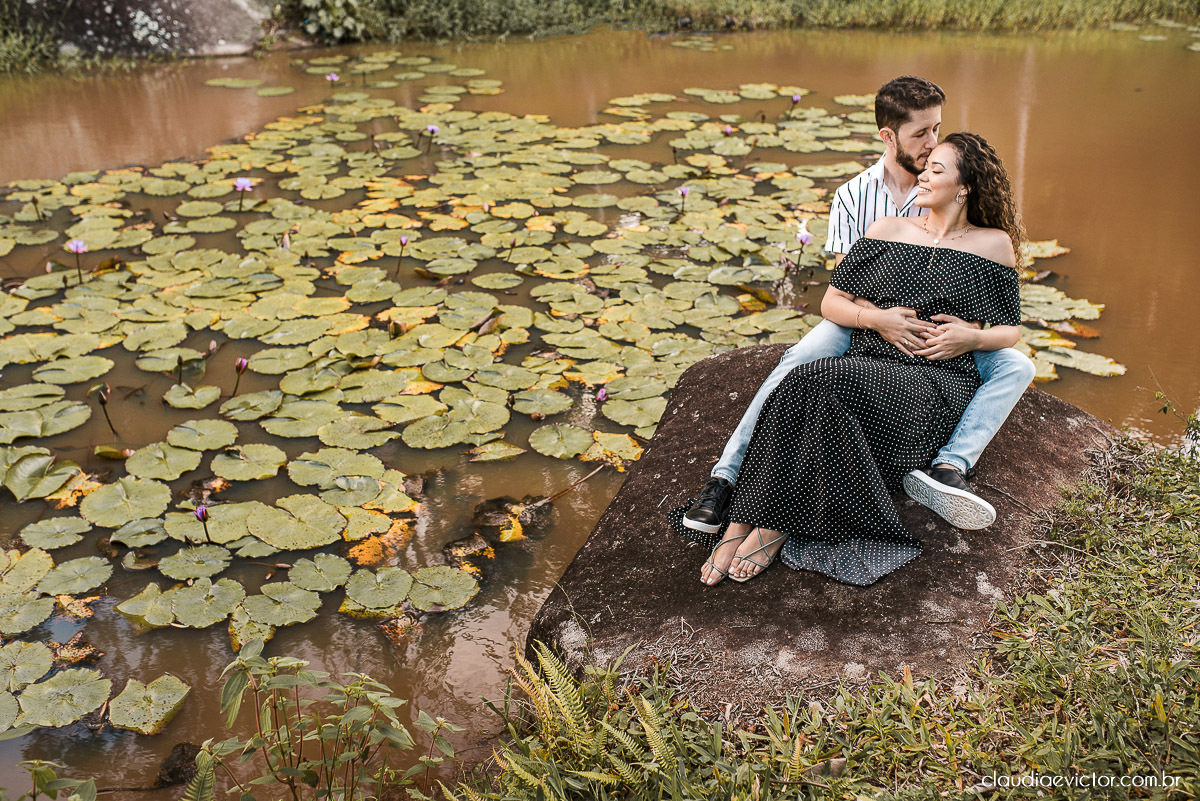 Ensaio casal pre wedding em pedra azul flores casamento fotógrafo de casamento em vila velha fotógrafo de casamento em vitória espirito santo es noivo noiva montanhas por do sol