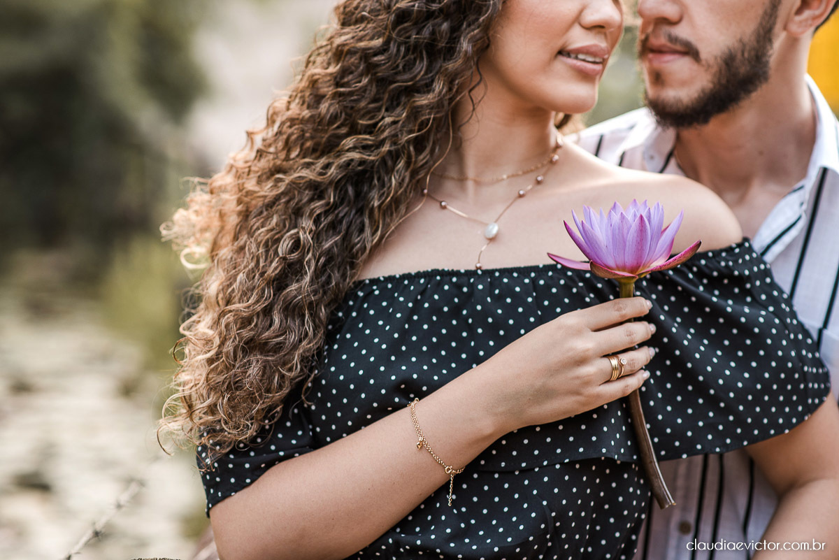Ensaio casal pre wedding em pedra azul flores casamento fotógrafo de casamento em vila velha fotógrafo de casamento em vitória espirito santo es noivo noiva montanhas por do sol